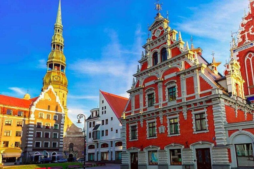 Ein historisches Gebäude mit roter Fassade und einem hohen Turm. 1