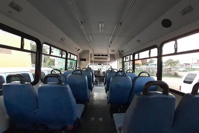 El interior de un autobús con asientos y ventanas azules. 2