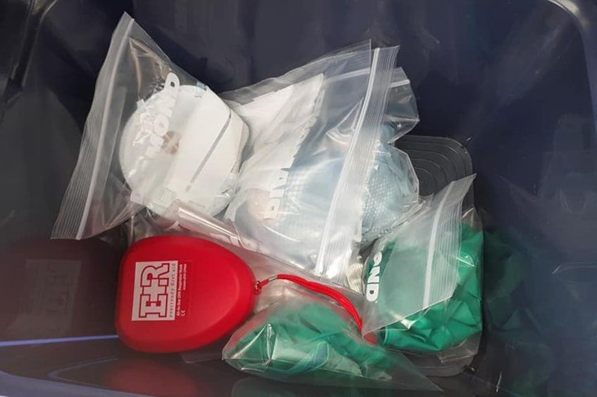 Una bolsa de plástico que contiene un recipiente rojo, un objeto blanco y un artículo verde. 2