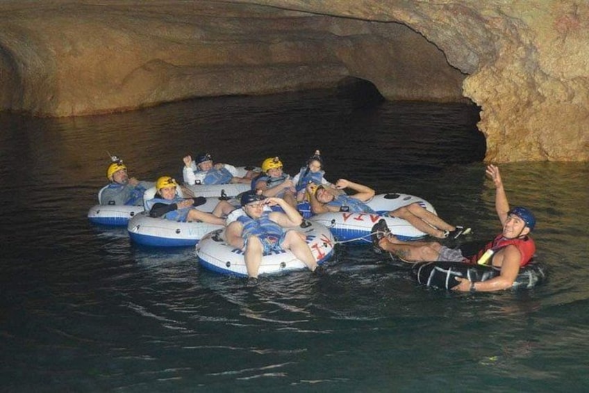 Personas haciendo rafting en una cueva. 3