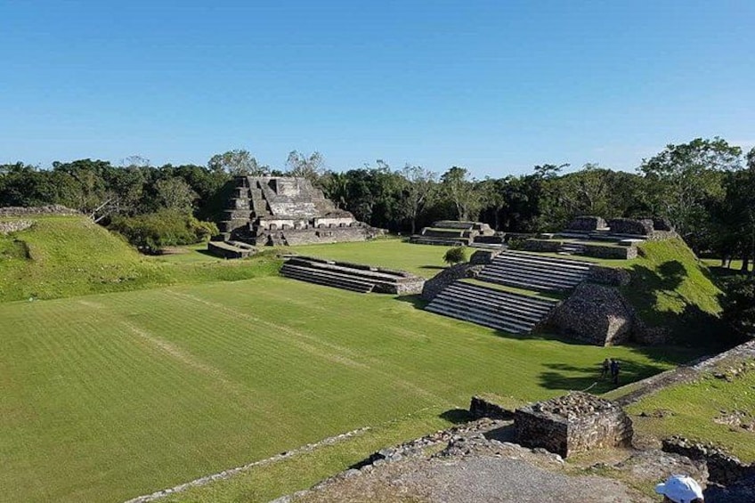 Gamle ruiner med trappeformede pyramider og en stor stenhøj. 1
