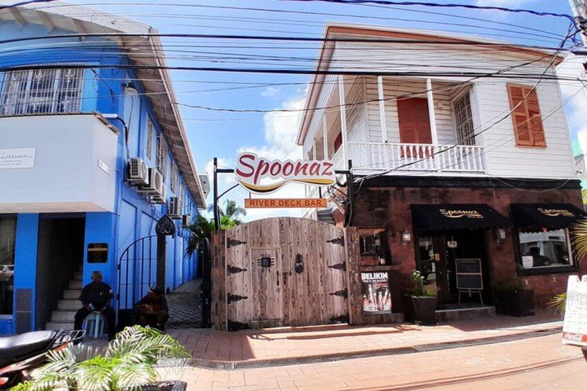 Un edificio con un cartel que dice 'Spoonaz River Deck Bar' y una puerta de madera. 4