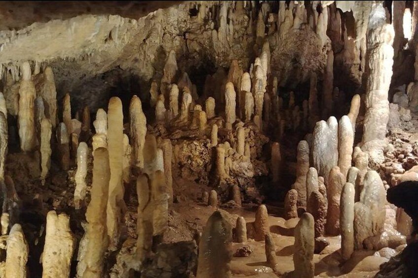 Een grot met stalactieten en -stalagmieten. 2