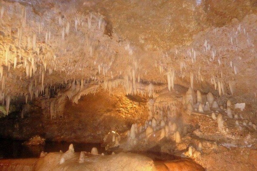 Een grot met stalactieten die van het plafond hangen en stalagmieten die vanuit de grond omhoogrijzen. 3