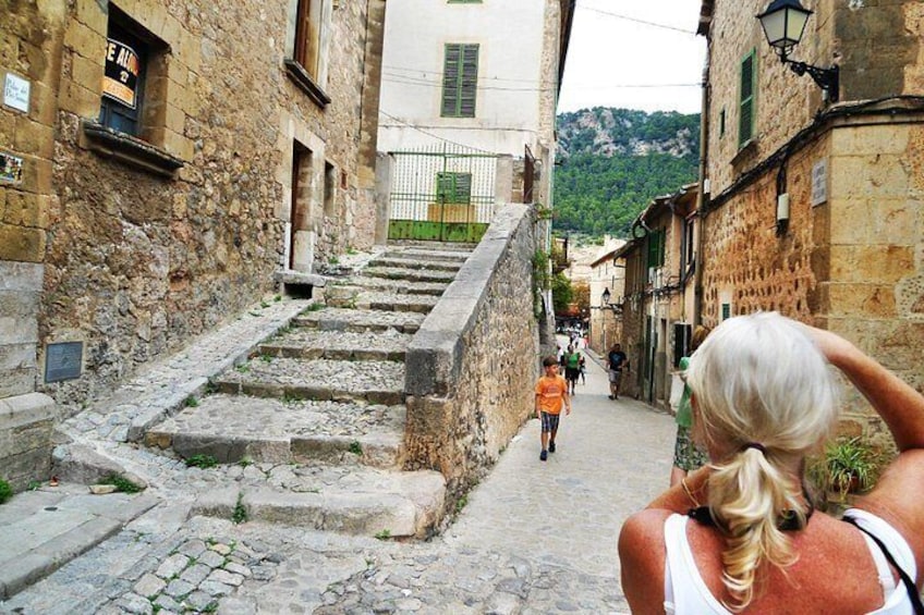 Narrow streets in Valldemosa 4