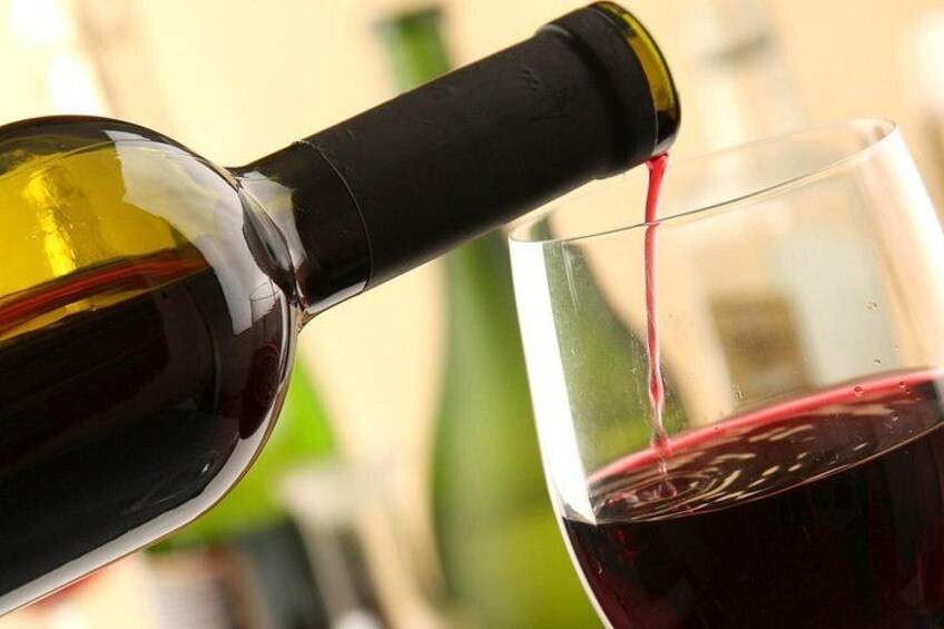 Rotwein wird in ein Glas gegossen. 5