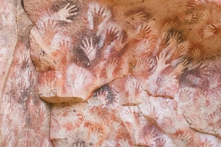 See a replica of the Cueva de las Manos 5