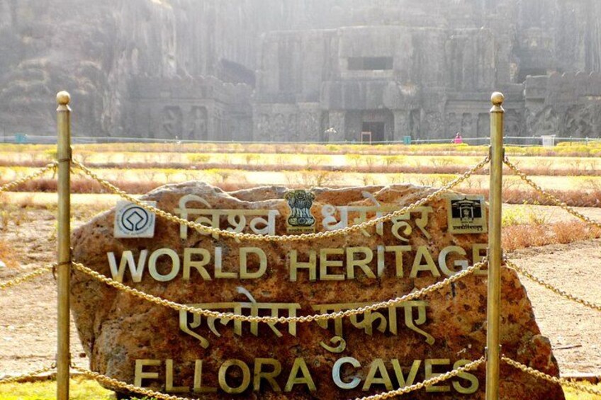 Señal que indica las Cuevas de Ellora como Patrimonio Mundial. 5