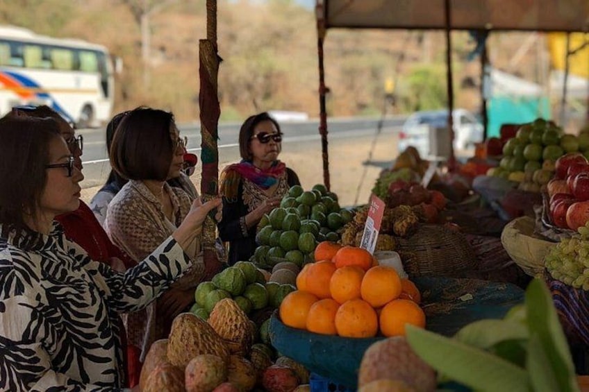 Un mercado de frutas con diversas opciones, como naranjas y plátanos. 4
