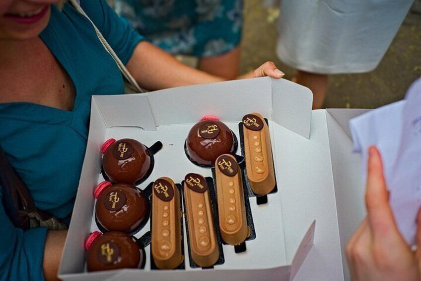 Geneva chocolate tour highlight: award-winning gourmet desserts in a curated tasting moment 2