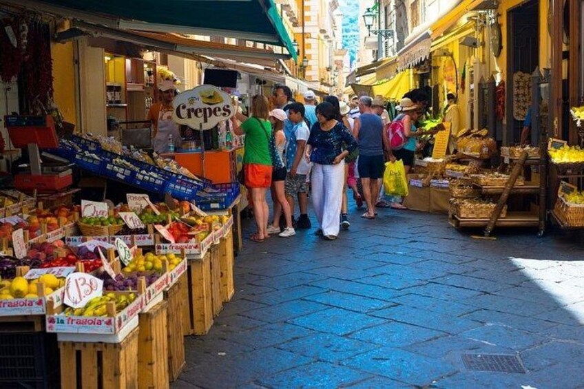 Une rue de marché animée, où se côtoient vendeurs et acheteurs. 4