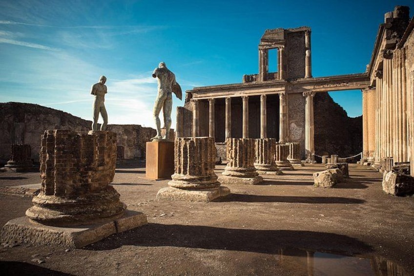 Ruines antiques ornées de colonnes et de statues. 3