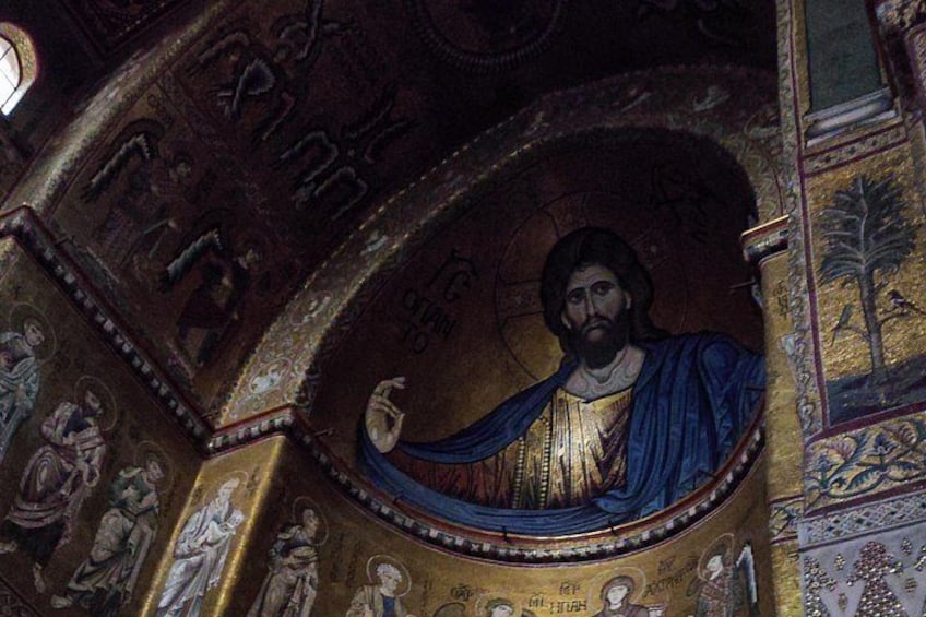Une mosaïque dont la figure centrale est encadrée de motifs décoratifs et d’inscriptions élaborées. 4