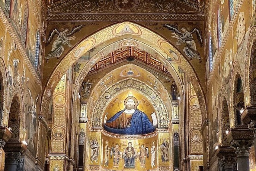 Un intérieur richement décoré, avec une figure religieuse centrale, des motifs dorés complexes et de nombreuses arcades. 2