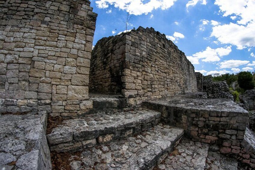 Ruinas de piedra antiguas con estructuras escalonadas y un cielo despejado. 1
