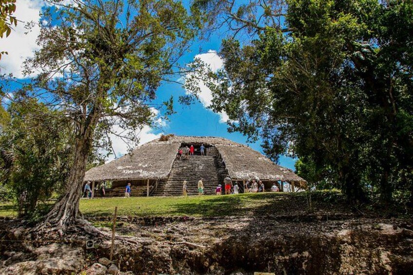 En pyramidliknande struktur med människor runt omkring. 1