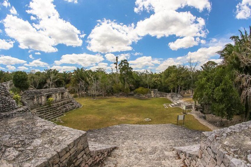 Ruinas antiguas con estructuras de piedra y un claro arbolado. 4