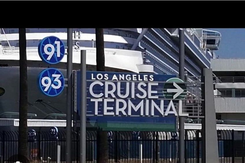 En skylt som visar vägen till kryssningsterminalen i Los Angeles och anger vägbeskrivningar till motorvägarna I-91 och I-93. 4