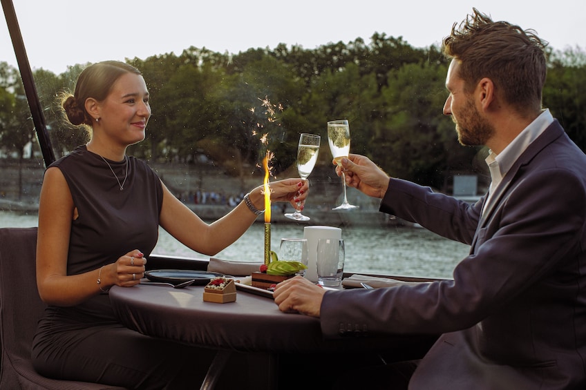 Bateaux Parisiens Luxury Dinner Cruise on the Seine River with live music 3