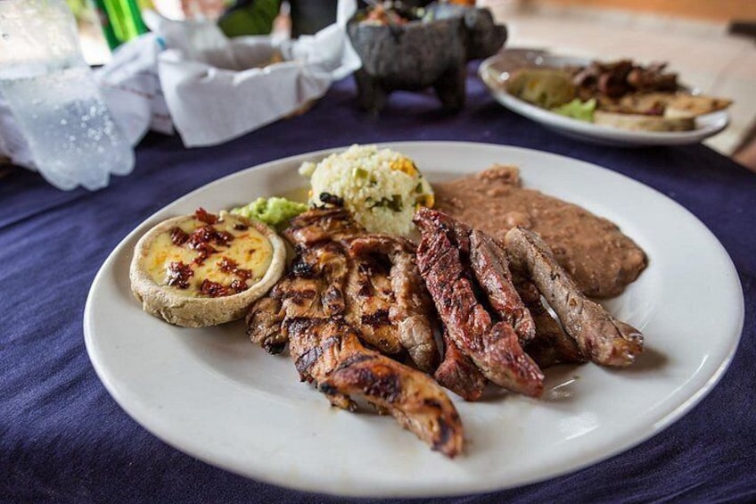 Un piatto con carne alla griglia, purè di patate e patate al forno. 4