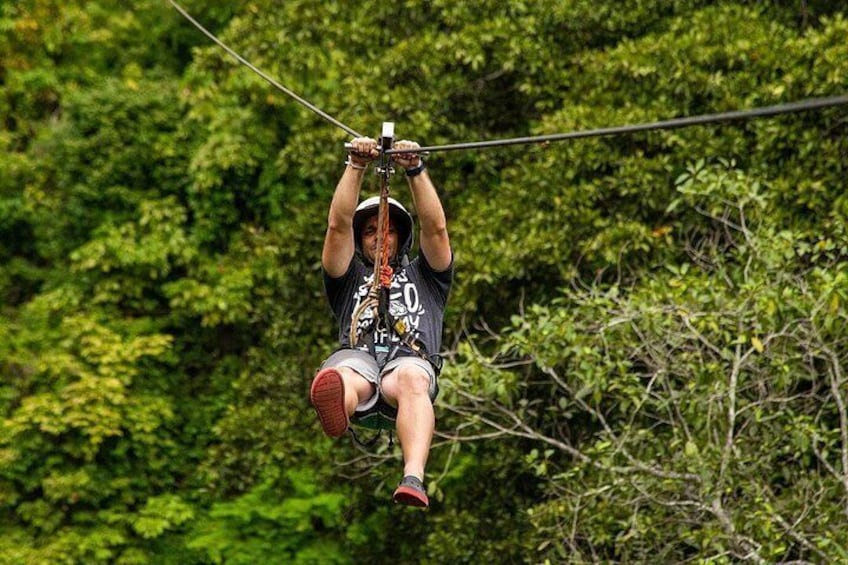 Una persona che vola su una zip-line attraverso una foresta. 5