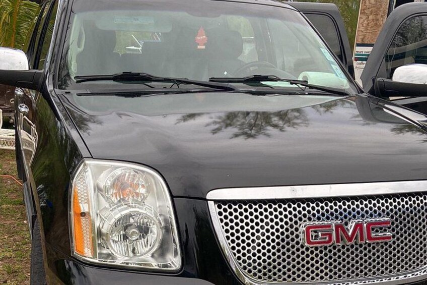 En svart GMC-bil med en tydligt synlig GMC-logotyp på frontgrillen. 5