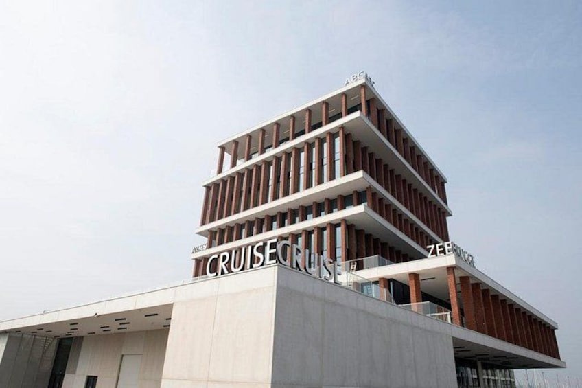Ein modernes Gebäude mit der Aufschrift 'CRUISE ROSE' und 'ZEBRA'. 3