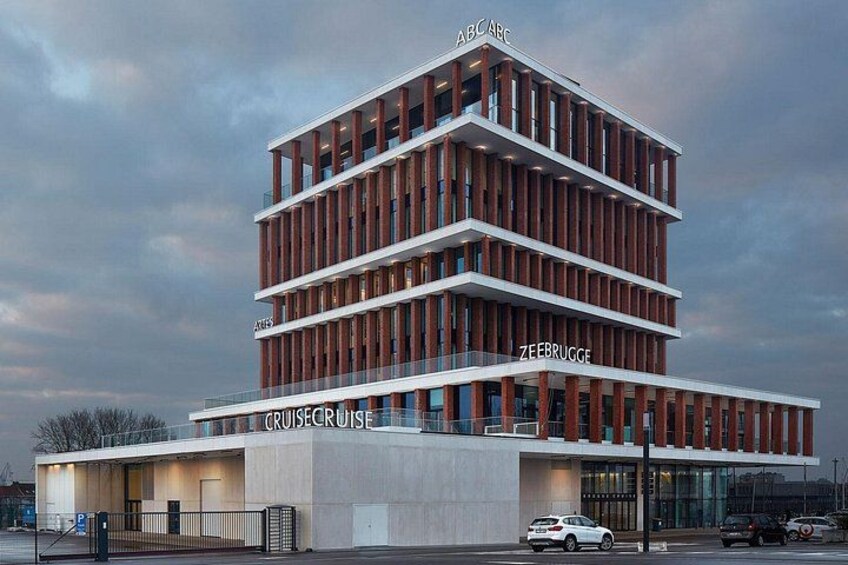 Ein modernes Gebäude mit der Aufschrift 'Cruise Cruise' und 'Zeebrugge'. 4