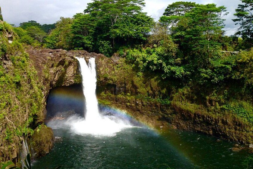 Une cascade au cœur d’une forêt verdoyante. 2