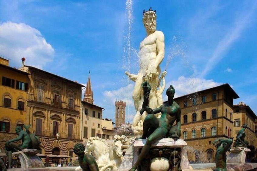 Une fontaine historique ornée de statues, entourée d’une architecture de style classique. 3