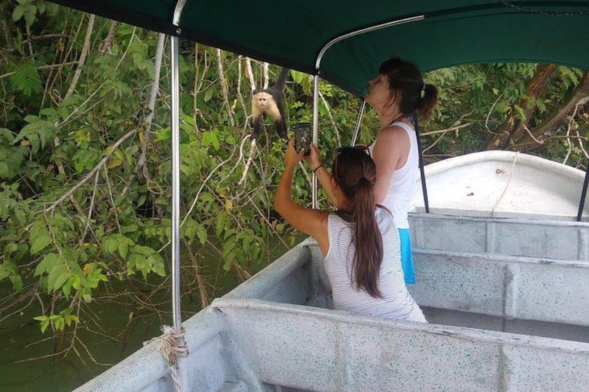 Dos personas en un bote en una zona boscosa, una sosteniendo una cámara. 5