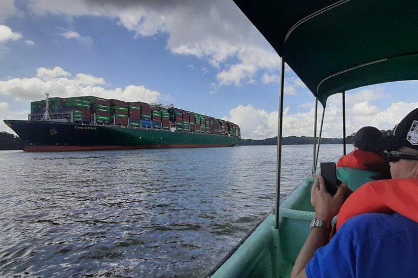 Un gran carguero con contenedores, visto desde un barco pequeño. 2