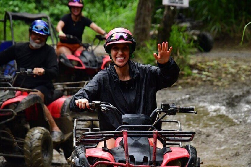 Persone che guidano quad sulle tracce fangose. 4