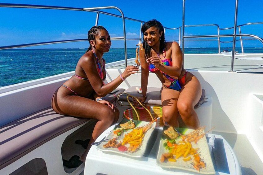 Twee personen op een boot met dienbladen eten. 3