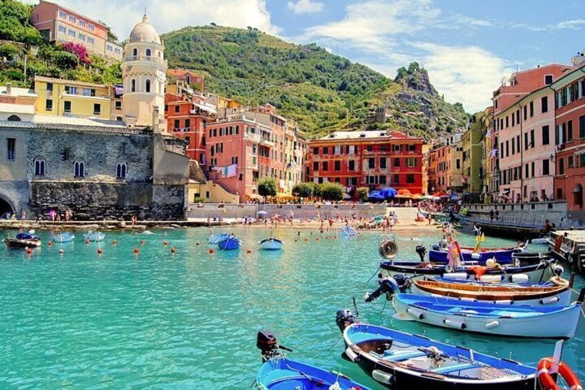 Una cittadina costiera con edifici colorati, barche e un mare cristallino. 5