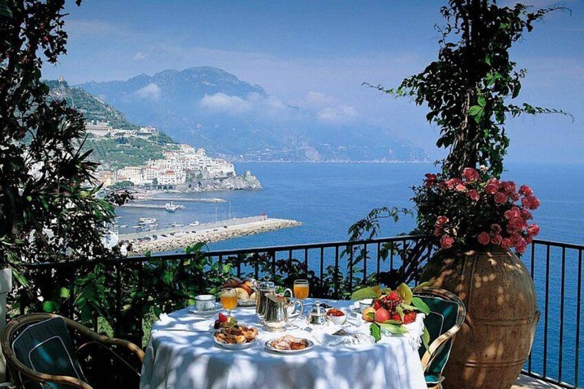 Mesa para dos con vista al mar y a un pueblo costero. 1