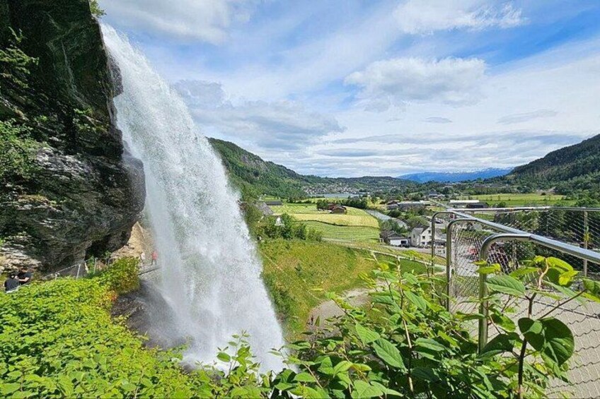 Private Bergen Hardangerfjord Full-Day, incl Cruise & Waterfalls 1