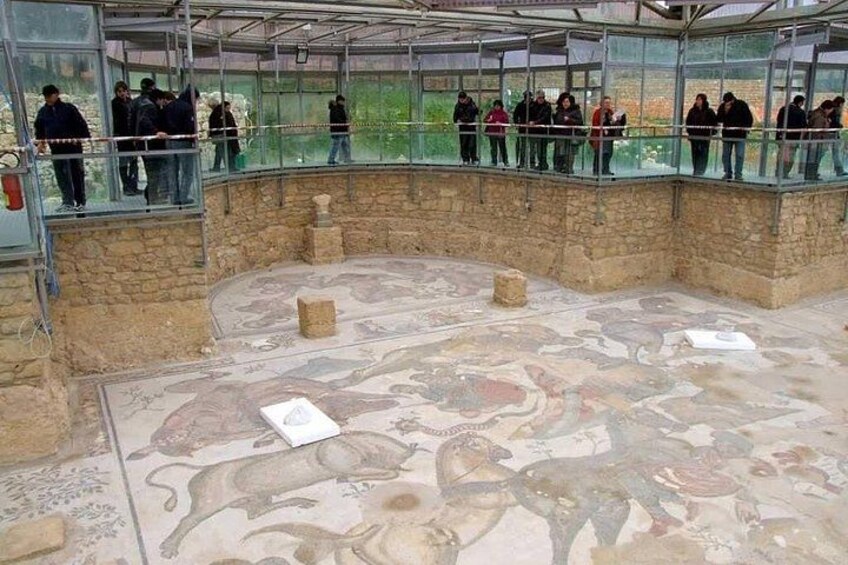 Eine Museumsausstellung mit Mosaikboden und Glasbarrieren. 3