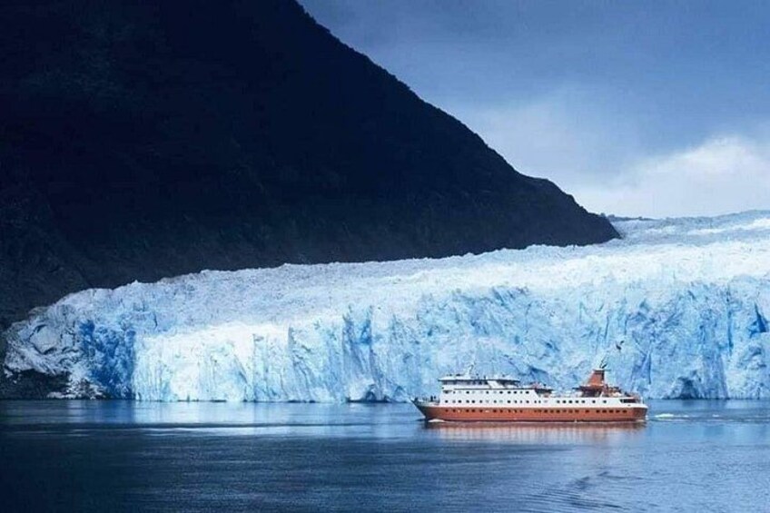 4-Day Chilean Patagonia Experience with Hotel, Tours & Meals 3