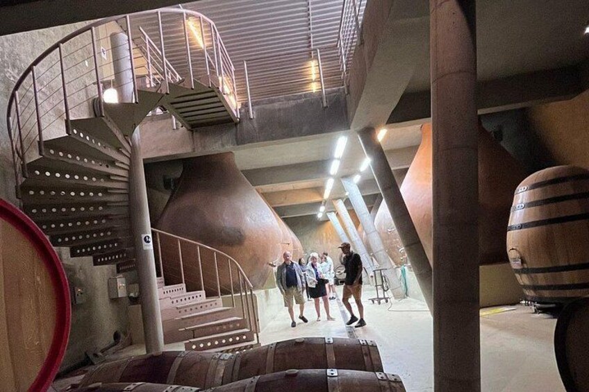 Una escalera de caracol, grandes estructuras metálicas y un grupo de personas. 2