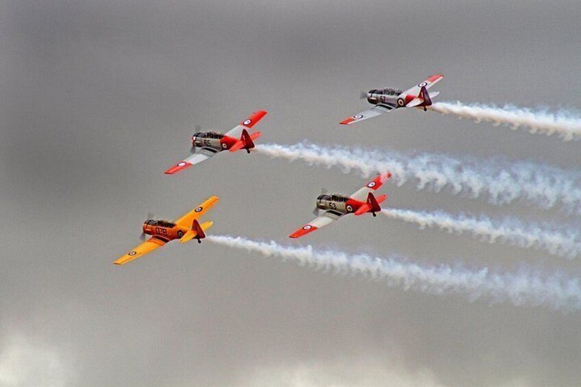 Fire fly under formation med røgsøjler. 4