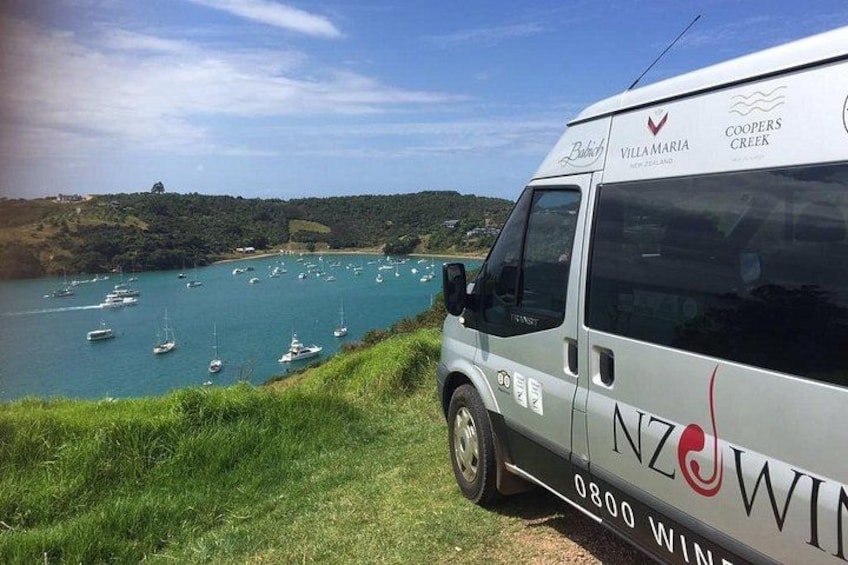Un fourgon blanc était garé sur une colline herbeuse, d’où l’on pouvait admirer une baie parsemée de nombreux bateaux. 1