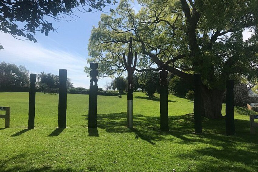 Un parque con césped, árboles y un banco. 2