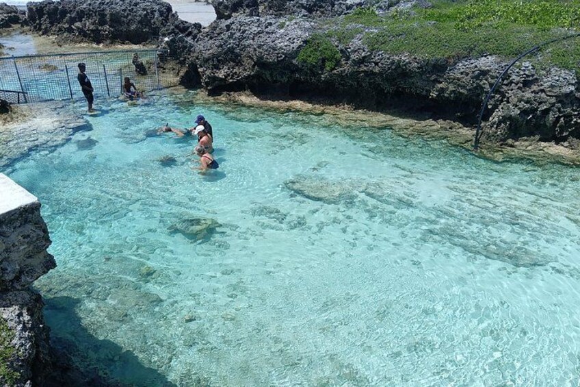 Una piscina cristalina rodeada de terreno rocoso. 3