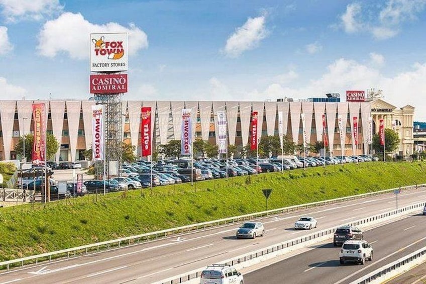 A highway with multiple lanes, a casino named 'CASINO ADMIRAL,' and a Fox Town sign. 1