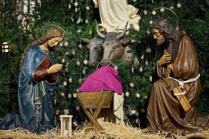 Una scena della Natività con una stalla, un presebbio e una mucca. 2