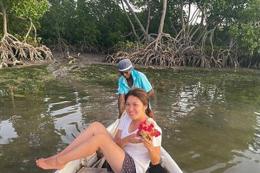 Une personne se trouve dans un bateau, une autre personne rame, et ils sont entourés de mangroves. 4
