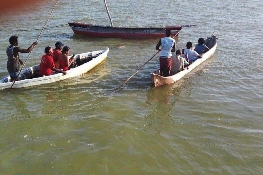 Deux petits bateaux sur une étendue d’eau, avec des personnes qui rament. 5