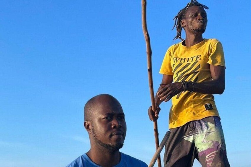 Deux personnes se tiennent à l’extérieur, l’une porte un t-shirt jaune et l’autre un t-shirt bleu, avec un ciel bleu clair en arrière-plan. 3