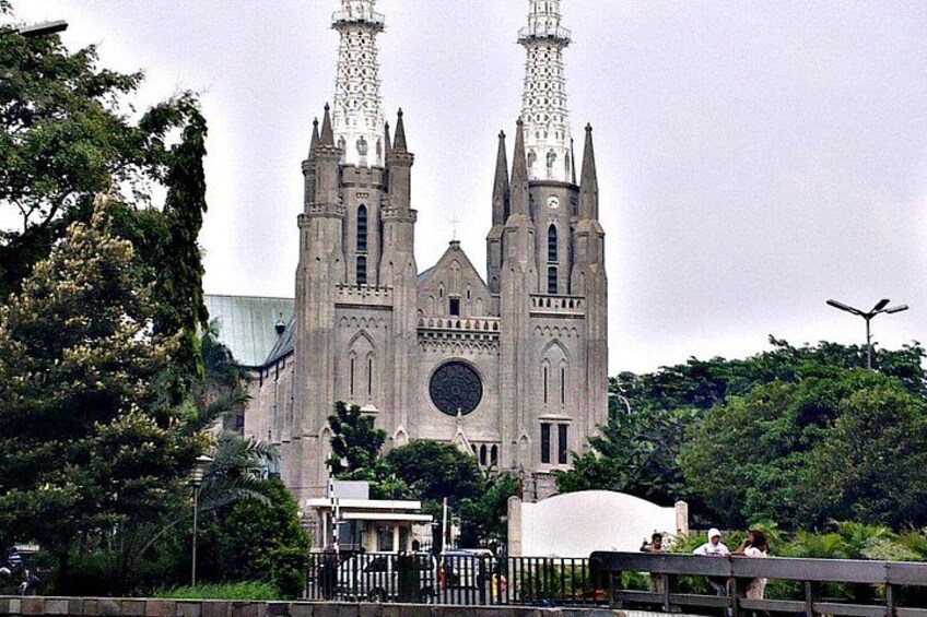 Eine große Kirche mit zwei hohen Türmen und einem Rundfenster. 3